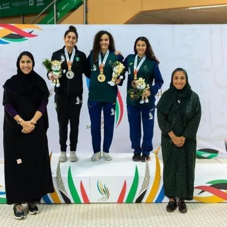 الأميرة دليّل بنت نهار تتوج فائزات في السباحة بدورة الألعاب السعودية 2023