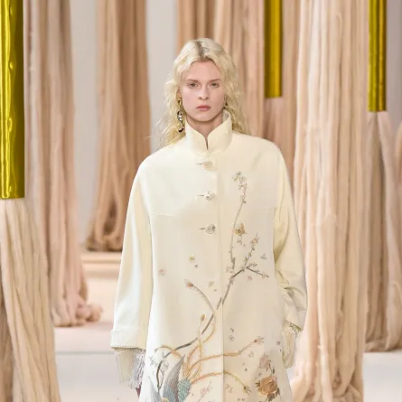  موديلات معاطف بدرجات البيج لخريف 2023 من شياتزي تشن «Shiatzy Chen» (الصورة من موقع Launchmetrics/Spotlight ©) 