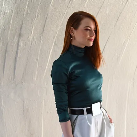 إيما ستون خلال حضورها عرض لويس فيتون 2020 