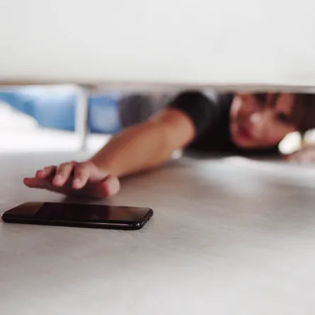 صورة تعبيرية لفتاة تبحث عن هاتفها 