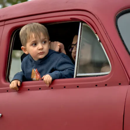 المرور السعودي يحذر من ترك الطفل وحيداً داخل المركبة - unsplash by tim mossholder