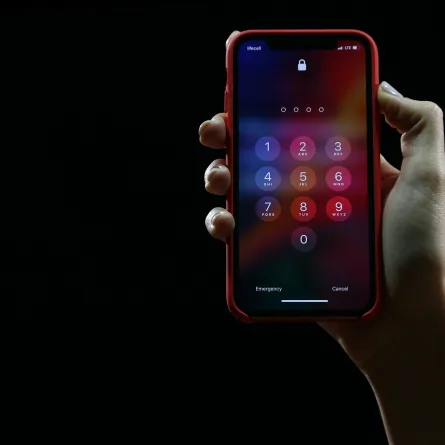 خطوات إنشاء كلمة مرور قوية - الصورة من unsplash by yura fresh 