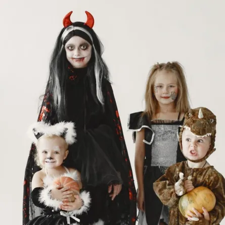 صورة أطفال بملابس تنكرية