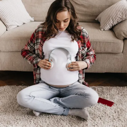 صورة حامل تستمع إلى صوت الجنين