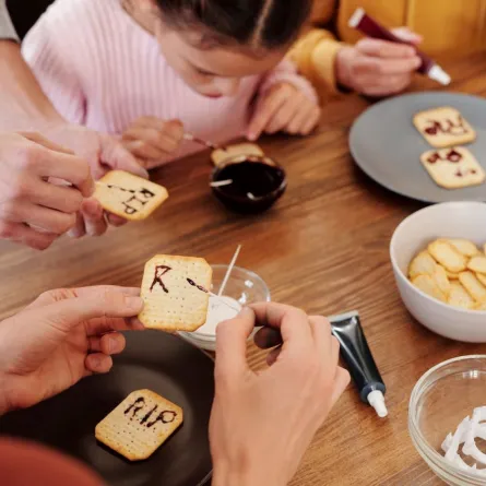 صورة عائلة تصنع البسكويت