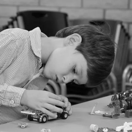 صورة طفل يبدع