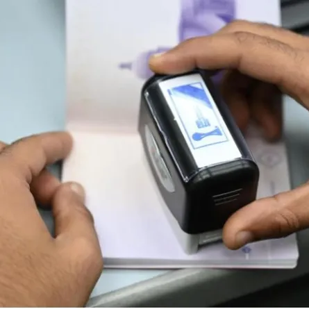 الجوازات السعودية تطلق ختماً خاصاً بكأس العالم للأندية 2023 - الصورة من واس