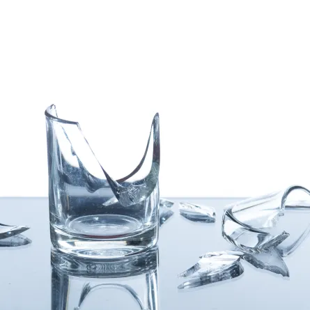 الزجاج المكسور 