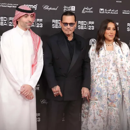 جوني ديب مع الأستاذة جمانا الراشد والأستاذ محمد التركي- الصورة خاصة بسيدتي (تصوير عدنان مهدلي)