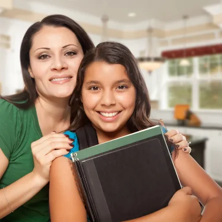 صورة لام تحتضن طفلتها وتدعمها