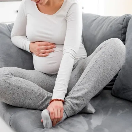 صورة لامرأة حامل تشعر بألم في قدمها