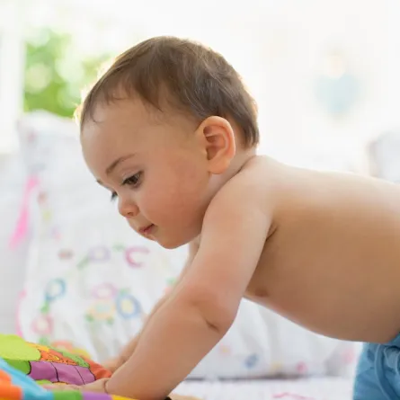  طفل في السادس يبحث وراء الحاجات 