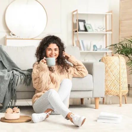 صورة لامرأة تتناول مشروباً