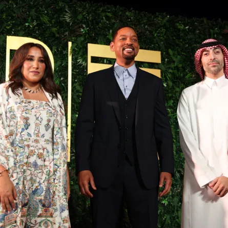 ويل سميث مع الأستاذة جمانا الراشد والأستاذ محمد التركي (Will Smith with Jomana Alrashid and Mohammed Al Turki). مصدر الصورة: Tim P. Whitby/Getty Images for The Red Sea International Film Festival