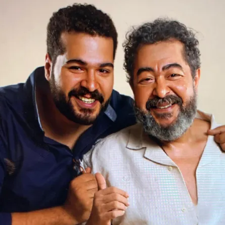 الفنان الراحل طارق عبد العزيز ونجله معتصم- الصورة من الحساب الخاص لنجله على "فيسبوك"
