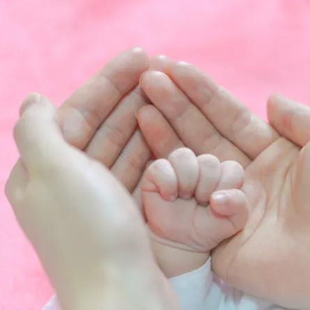 صورة ليد أم وطفلها 