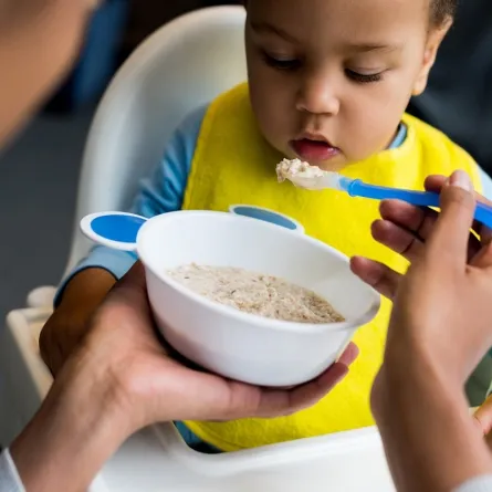 صورة لطفل يرفض تناول الطعام