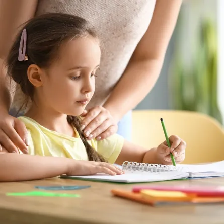 صورة لأم تحفز طفلتها على المذاكرة