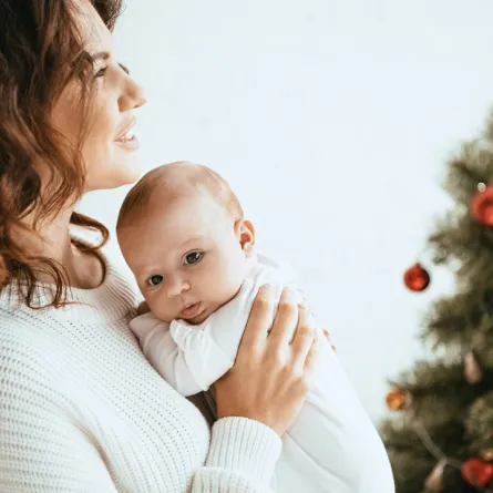 صورة لأم تحتضن مولودها