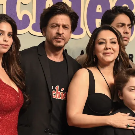 شاروخان مع عائلته ابنيه أبرام وآريان خان، زوجته جوري خان، وابنته سوهانا (Shah Rukh Khan (2nd L) with his family both son Aryan, AbRam, daughter Suhana and wife Gauri Khan). مصدر الصورة: SUJIT JAISWAL / AFP