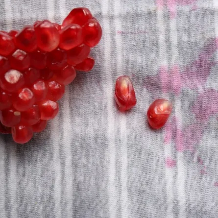 كيفية إزالة بقع الرمان عن الأنسجة؟