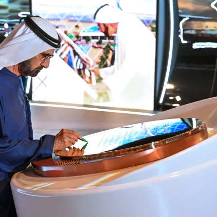 الشيخ محمد بن راشد أثناء إطلاقه للمشروع. الصورة من الحساب الرسمي للشيخ محمد على منصة x 