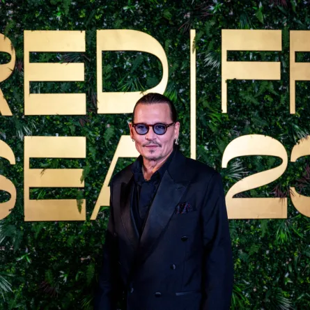 النجم العالمي جوني ديب، من حفل افتتاح مهرجان البحر الأحمر السينمائي الدولي، المصدر: AMMAR ABD RABBO/ Red Sea Film Festival/ AFP