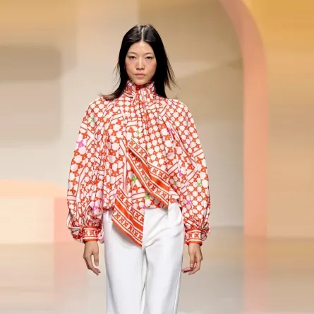 بلوزة بياقة عالية من Leonard Paris - الصورة من Launchmetrics/Spotlight ©