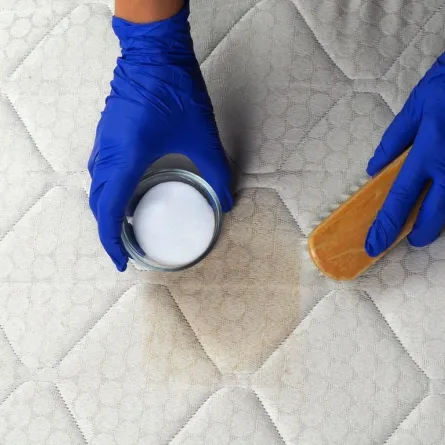 كيفيّة إزالة بقع الدم من مرتبة السرير؟ 