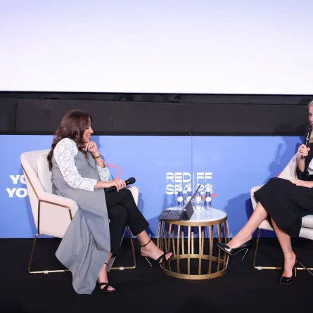 الأستاذة جمانا الراشد تحاور غوينيث بالترو (Jomana Al-Rashid and Gwyneth Paltrow). مصدر الصورة: Daniele Venturelli/Getty Images for The Red Sea International Film Festival