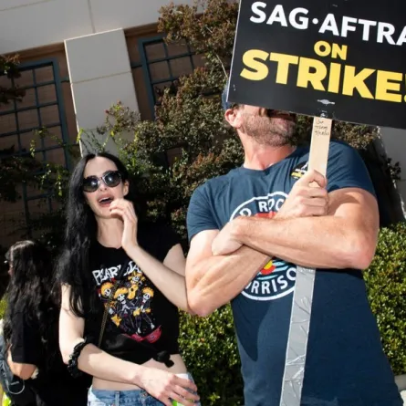 الممثلة كريستين ريتر تسير بين أعضاء SAG AFTRA ممثلي هوليوود (Actress Kristen Ritter (L) walks among SAG AFTRA members ). مصدر الصورة: VALERIE MACON / AFP