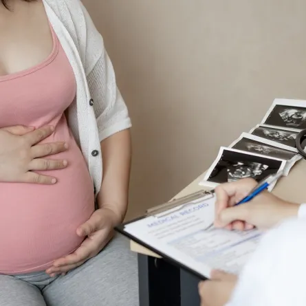 صورة لحامل تتابع مع الطبيب