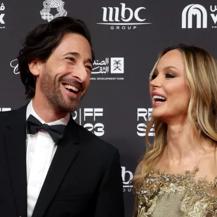 أدريان برودي والمصممة جورجينا تشابمان  Adrien Brody and designer Georgina Chapman (مصدر الصورة: PATRICK BAZ / Red Sea Film Festival / AFP) 