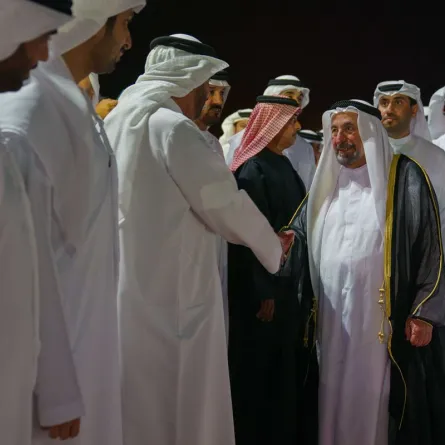 حاكم الشارقة يفتتح  النسخة السابعة من مهرجان الشارقة للمسرح الصحراوي. الصورة من مكتب الشارقة الإعلامي