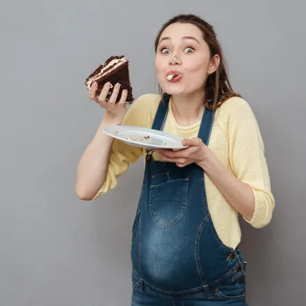 صورة لحامل تأكل الشوكولاتة