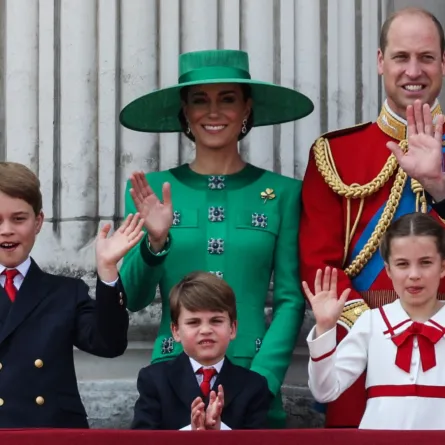 الأمير ويليام وكيت ميدلتون من أمامهما الأمير جورج الأميرة تشارلوت والأمير لويس (Prince George, Catherine, Prince Louis, Prince William, and Princess Charlotte). مصدر الصورة: Adrian DENNIS / AFP