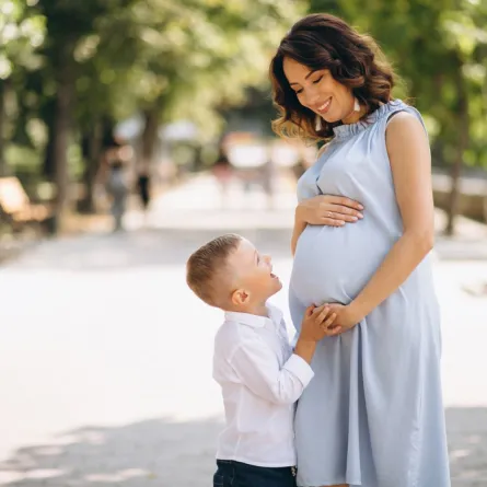 صورة حامل وطفلها الأول