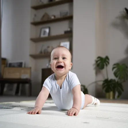 صورة لطفل رضيع يحاول الزحف