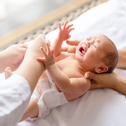 صورة لطفل رضيع يبكي