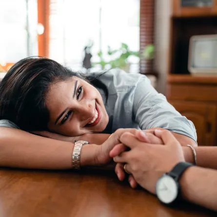 تفسير حلم شخص تحبه وهو بعيد عنك.. في المنام