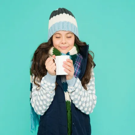 صورة لطفلة تتناول مشروب