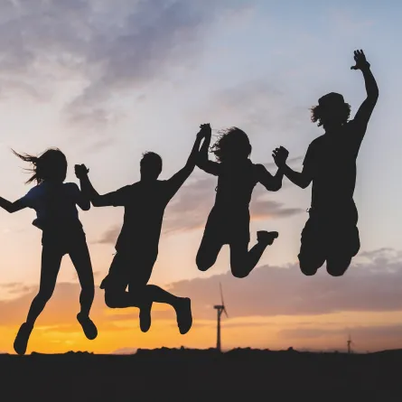 تمثل العقلية الإيجابية المحرك الأساسية في المساعدة على تحقيق الأهداف والدافع للشعور بالسعادة والتفاؤل