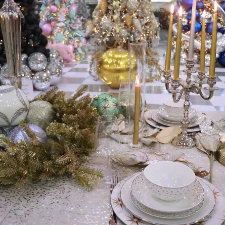 طاولة الطعام في المنزل لحفل رأس السنة 2024