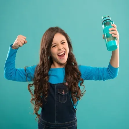 صورة لطفلة تحمل زجاجة مياه