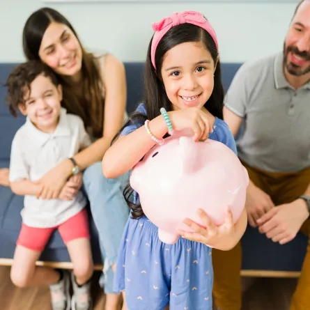 صورة لطفلة تحمل حصالة