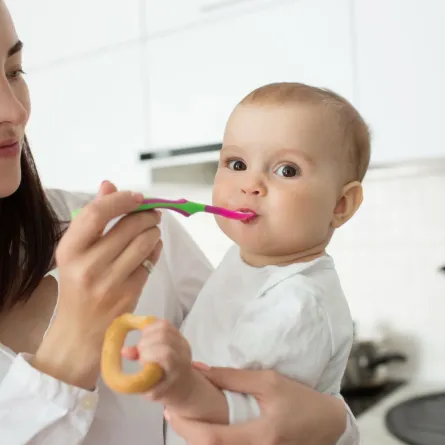 صورة لإطعام الطفل