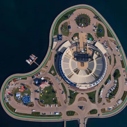 مهرجان فعاليات الشارقة ينطلق غداً الخميس بمسرح المجاز. الصورة من مكتب الشارقة الإعلامي