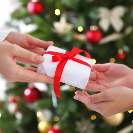 صورة لأم تعطي ابنتها هدية