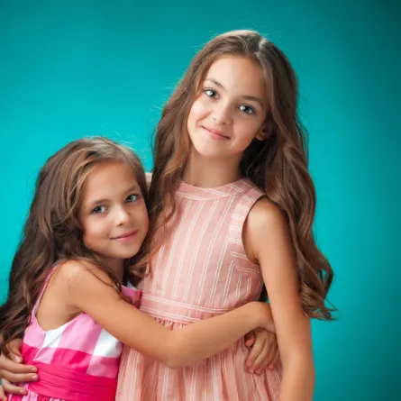 صورة فتاتين