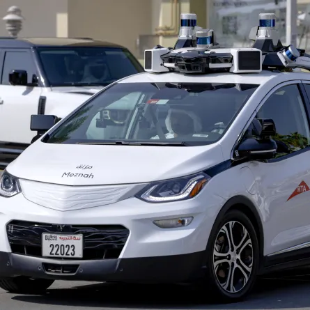 الشيخ حمدان بن محمد أثناء تجربته لمركبة كروز ذاتية القيادة. الصورة من مكتب دبي الإعلامي